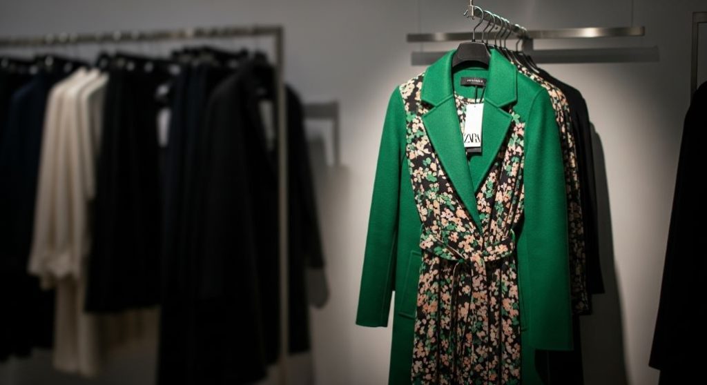 품절되었던 자라 인기 아이템이 다시 재고로 돌아온 순간을 상징하는 이미지.