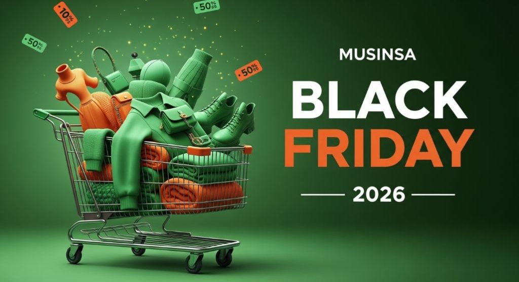 무신사 블랙프라이데이 2026을 상징하는 역동적인 쇼핑 카트 이미지. 트렌디한 의류와 액세서리가 가득하며, 초록색과 주황색 계열의 세일 태그가 강조되어 할인 행사의 설렘을 표현합니다.