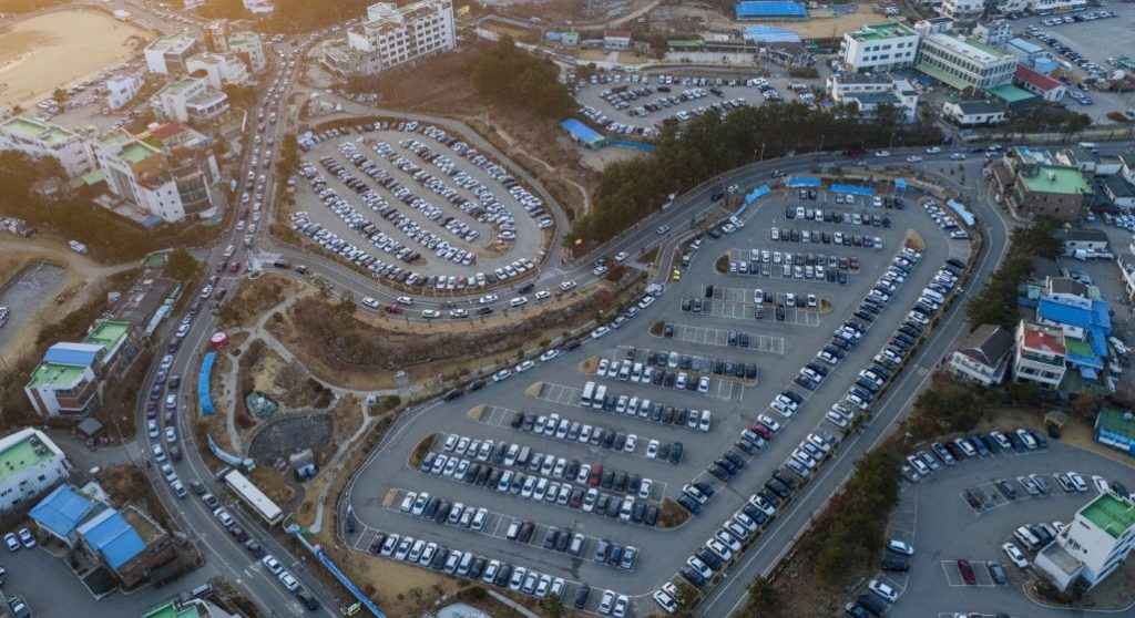 2026년 1월 1일 새벽, 정동진 해변으로 향하는 차량들로 혼잡한 도로와 만차된 주차장 풍경.